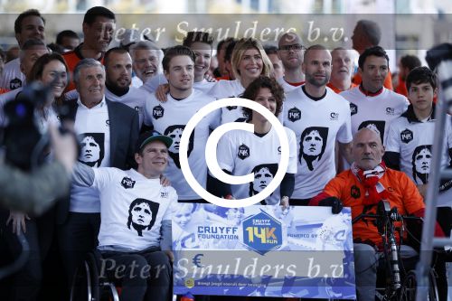 Amsterdam 25 april 2017
Huis Igone de JonghJohan Cruijff run van 14 km vanuit Olympisch stadon naar Arena. Johan Cruijff zou vandaag 70 geworden zijn. oa Estelle Cruijff Johnny Heitinga Sjaak Swart Erben Wennemars deden mee. Evelyne de Bruijn
