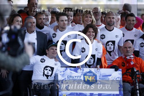 Amsterdam 25 april 2017
Huis Igone de JonghJohan Cruijff run van 14 km vanuit Olympisch stadon naar Arena. Johan Cruijff zou vandaag 70 geworden zijn. oa Estelle Cruijff Johnny Heitinga Sjaak Swart Erben Wennemars deden mee. Evelyne de Bruijn