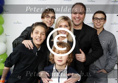 Fijnaart 21 april 2017
O\'g3ne en Frans bauer geven feestje in Fijnaart voor de kinderen van de basisschool de springplank waar ze op gezeten hebben. Mariska Frans Jr Christiaan Lucas en Jan alsmede de vader en moeder van de meiden van O\'g3ne zijn ook aanwezig.