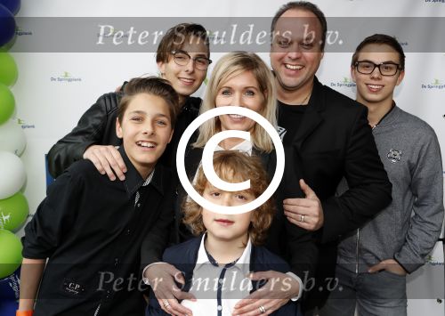 Fijnaart 21 april 2017
O\'g3ne en Frans bauer geven feestje in Fijnaart voor de kinderen van de basisschool de springplank waar ze op gezeten hebben. Mariska Frans Jr Christiaan Lucas en Jan alsmede de vader en moeder van de meiden van O\'g3ne zijn ook aanwezig.