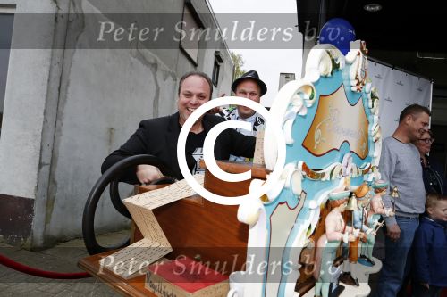 Fijnaart 21 april 2017
O\'g3ne en Frans bauer geven feestje in Fijnaart voor de kinderen van de basisschool de springplank waar ze op gezeten hebben. Mariska Frans Jr Christiaan Lucas en Jan alsmede de vader en moeder van de meiden van O\'g3ne zijn ook aanwezig.