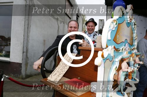 Fijnaart 21 april 2017
O\'g3ne en Frans bauer geven feestje in Fijnaart voor de kinderen van de basisschool de springplank waar ze op gezeten hebben. Mariska Frans Jr Christiaan Lucas en Jan alsmede de vader en moeder van de meiden van O\'g3ne zijn ook aanwezig.