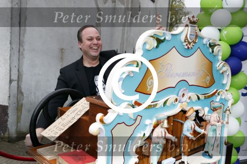 Fijnaart 21 april 2017
O\'g3ne en Frans bauer geven feestje in Fijnaart voor de kinderen van de basisschool de springplank waar ze op gezeten hebben. Mariska Frans Jr Christiaan Lucas en Jan alsmede de vader en moeder van de meiden van O\'g3ne zijn ook aanwezig.