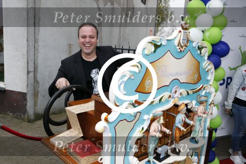 Fijnaart 21 april 2017
O\'g3ne en Frans bauer geven feestje in Fijnaart voor de kinderen van de basisschool de springplank waar ze op gezeten hebben. Mariska Frans Jr Christiaan Lucas en Jan alsmede de vader en moeder van de meiden van O\'g3ne zijn ook aanwezig.
