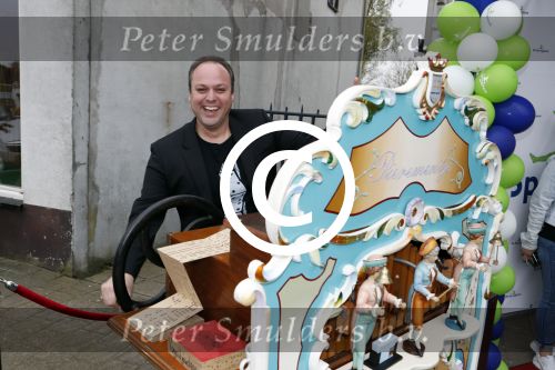 Fijnaart 21 april 2017
O\'g3ne en Frans bauer geven feestje in Fijnaart voor de kinderen van de basisschool de springplank waar ze op gezeten hebben. Mariska Frans Jr Christiaan Lucas en Jan alsmede de vader en moeder van de meiden van O\'g3ne zijn ook aanwezig.