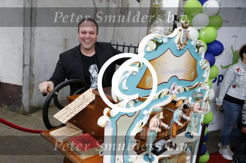 Fijnaart 21 april 2017
O\'g3ne en Frans bauer geven feestje in Fijnaart voor de kinderen van de basisschool de springplank waar ze op gezeten hebben. Mariska Frans Jr Christiaan Lucas en Jan alsmede de vader en moeder van de meiden van O\'g3ne zijn ook aanwezig.