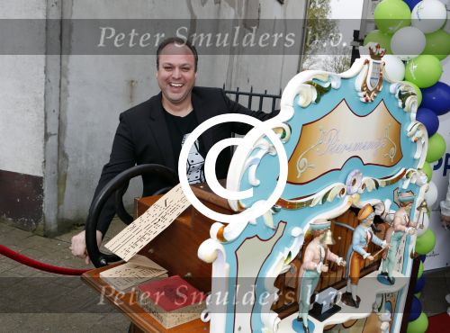 Fijnaart 21 april 2017
O\'g3ne en Frans bauer geven feestje in Fijnaart voor de kinderen van de basisschool de springplank waar ze op gezeten hebben. Mariska Frans Jr Christiaan Lucas en Jan alsmede de vader en moeder van de meiden van O\'g3ne zijn ook aanwezig.
