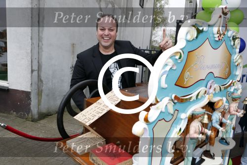 Fijnaart 21 april 2017
O\'g3ne en Frans bauer geven feestje in Fijnaart voor de kinderen van de basisschool de springplank waar ze op gezeten hebben. Mariska Frans Jr Christiaan Lucas en Jan alsmede de vader en moeder van de meiden van O\'g3ne zijn ook aanwezig.