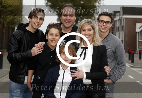 Fijnaart 21 april 2017
O\'g3ne en Frans bauer geven feestje in Fijnaart voor de kinderen van de basisschool de springplank waar ze op gezeten hebben. Mariska Frans Jr Christiaan Lucas en Jan alsmede de vader en moeder van de meiden van O\'g3ne zijn ook aanwezig.