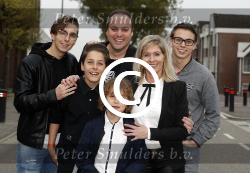 Fijnaart 21 april 2017
O\'g3ne en Frans bauer geven feestje in Fijnaart voor de kinderen van de basisschool de springplank waar ze op gezeten hebben. Mariska Frans Jr Christiaan Lucas en Jan alsmede de vader en moeder van de meiden van O\'g3ne zijn ook aanwezig.