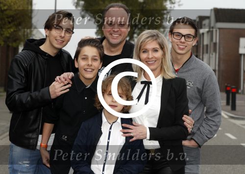 Fijnaart 21 april 2017
O\'g3ne en Frans bauer geven feestje in Fijnaart voor de kinderen van de basisschool de springplank waar ze op gezeten hebben. Mariska Frans Jr Christiaan Lucas en Jan alsmede de vader en moeder van de meiden van O\'g3ne zijn ook aanwezig.