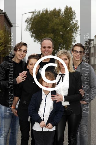 Fijnaart 21 april 2017
O\'g3ne en Frans bauer geven feestje in Fijnaart voor de kinderen van de basisschool de springplank waar ze op gezeten hebben. Mariska Frans Jr Christiaan Lucas en Jan alsmede de vader en moeder van de meiden van O\'g3ne zijn ook aanwezig.