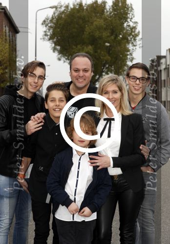 Fijnaart 21 april 2017
O\'g3ne en Frans bauer geven feestje in Fijnaart voor de kinderen van de basisschool de springplank waar ze op gezeten hebben. Mariska Frans Jr Christiaan Lucas en Jan alsmede de vader en moeder van de meiden van O\'g3ne zijn ook aanwezig.