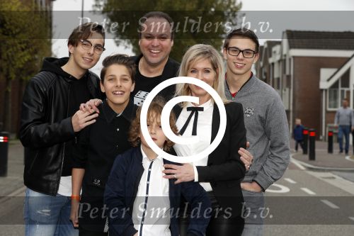 Fijnaart 21 april 2017
O\'g3ne en Frans bauer geven feestje in Fijnaart voor de kinderen van de basisschool de springplank waar ze op gezeten hebben. Mariska Frans Jr Christiaan Lucas en Jan alsmede de vader en moeder van de meiden van O\'g3ne zijn ook aanwezig.