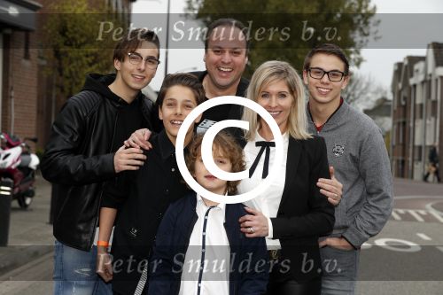Fijnaart 21 april 2017
O\'g3ne en Frans bauer geven feestje in Fijnaart voor de kinderen van de basisschool de springplank waar ze op gezeten hebben. Mariska Frans Jr Christiaan Lucas en Jan alsmede de vader en moeder van de meiden van O\'g3ne zijn ook aanwezig.