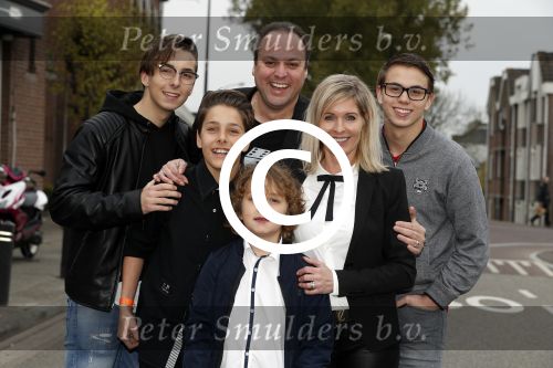 Fijnaart 21 april 2017
O\'g3ne en Frans bauer geven feestje in Fijnaart voor de kinderen van de basisschool de springplank waar ze op gezeten hebben. Mariska Frans Jr Christiaan Lucas en Jan alsmede de vader en moeder van de meiden van O\'g3ne zijn ook aanwezig.