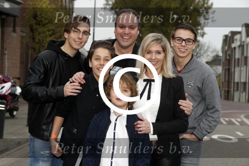 Fijnaart 21 april 2017
O\'g3ne en Frans bauer geven feestje in Fijnaart voor de kinderen van de basisschool de springplank waar ze op gezeten hebben. Mariska Frans Jr Christiaan Lucas en Jan alsmede de vader en moeder van de meiden van O\'g3ne zijn ook aanwezig.