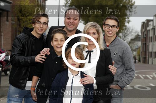 Fijnaart 21 april 2017
O\'g3ne en Frans bauer geven feestje in Fijnaart voor de kinderen van de basisschool de springplank waar ze op gezeten hebben. Mariska Frans Jr Christiaan Lucas en Jan alsmede de vader en moeder van de meiden van O\'g3ne zijn ook aanwezig.