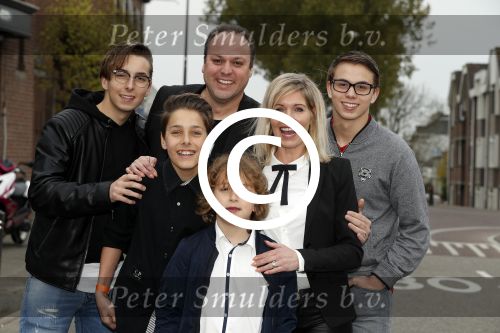 Fijnaart 21 april 2017
O\'g3ne en Frans bauer geven feestje in Fijnaart voor de kinderen van de basisschool de springplank waar ze op gezeten hebben. Mariska Frans Jr Christiaan Lucas en Jan alsmede de vader en moeder van de meiden van O\'g3ne zijn ook aanwezig.