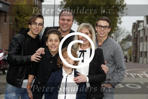 Fijnaart 21 april 2017
O\'g3ne en Frans bauer geven feestje in Fijnaart voor de kinderen van de basisschool de springplank waar ze op gezeten hebben. Mariska Frans Jr Christiaan Lucas en Jan alsmede de vader en moeder van de meiden van O\'g3ne zijn ook aanwezig.