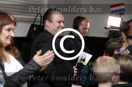 Fijnaart 21 april 2017
O\'g3ne en Frans bauer geven feestje in Fijnaart voor de kinderen van de basisschool de springplank waar ze op gezeten hebben. Mariska Frans Jr Christiaan Lucas en Jan alsmede de vader en moeder van de meiden van O\'g3ne zijn ook aanwezig.