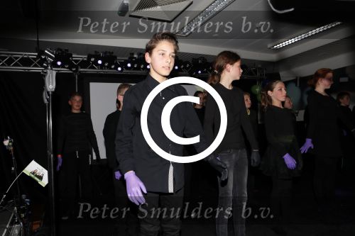 Fijnaart 21 april 2017
O\'g3ne en Frans bauer geven feestje in Fijnaart voor de kinderen van de basisschool de springplank waar ze op gezeten hebben. Mariska Frans Jr Christiaan Lucas en Jan alsmede de vader en moeder van de meiden van O\'g3ne zijn ook aanwezig.