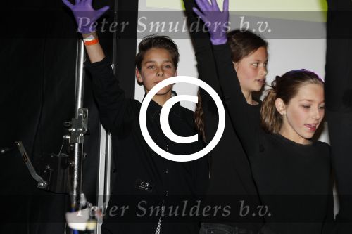 Fijnaart 21 april 2017
O\'g3ne en Frans bauer geven feestje in Fijnaart voor de kinderen van de basisschool de springplank waar ze op gezeten hebben. Mariska Frans Jr Christiaan Lucas en Jan alsmede de vader en moeder van de meiden van O\'g3ne zijn ook aanwezig.