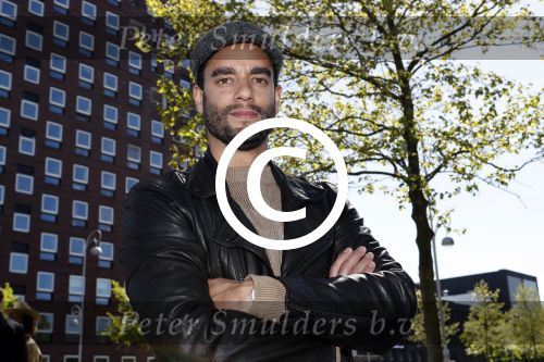 Amsterdam 8 mei 2017
Presentatie L\'Homo met Douwe Bob op de cover. Linda de Mol overhandigt het eerste exemplaar. Freek Bartels