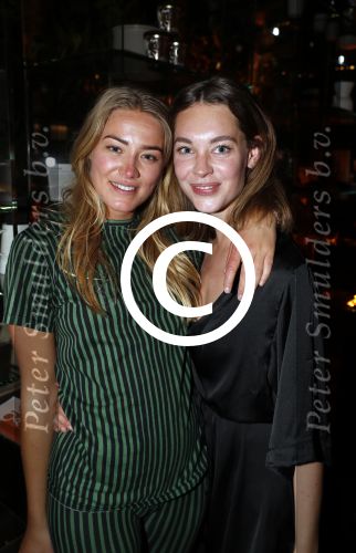 Amsterdam 5 april 2017
Presentatie / feestje van Magnum ijs in het conservatorium hotel. Iedereen kwam in Pyama.
Geraldine Kemper met een vriendin