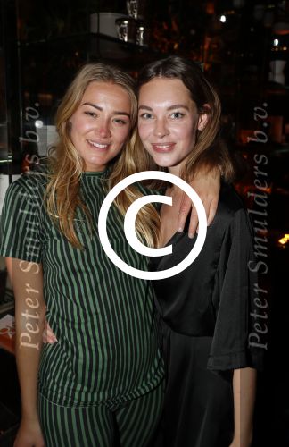 Amsterdam 5 april 2017
Presentatie / feestje van Magnum ijs in het conservatorium hotel. Iedereen kwam in Pyama.
Geraldine Kemper met een vriendin