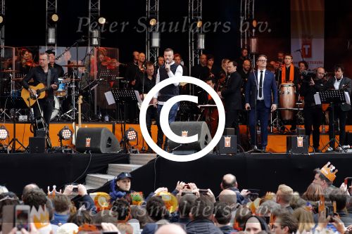 Tilburg 27 april 2017
Koningsdag in tilburg. Aanwezige leden van de koninklijke familie zijn, Koning Willem Alexander Koningin Maxima Prinses Amalia Ariane Alexia, Prins Constantijn prinses Laurentien Prins Maurits Prinses Marilene Prins Bernhard jr Prinses Annette Prins Floris Prinses Aimee Prins Pieter Christiaan en Prinses Anita. Guus Meeuwis en Gers Pardoel zingen ze toe.