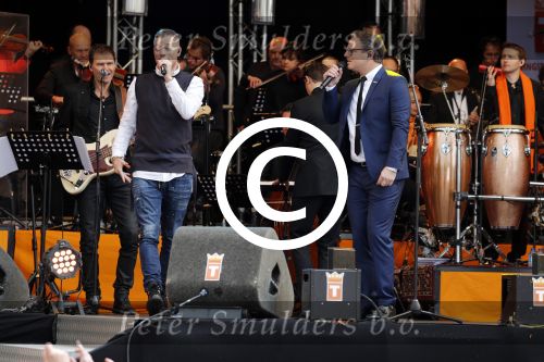 Tilburg 27 april 2017
Koningsdag in tilburg. Aanwezige leden van de koninklijke familie zijn, Koning Willem Alexander Koningin Maxima Prinses Amalia Ariane Alexia, Prins Constantijn prinses Laurentien Prins Maurits Prinses Marilene Prins Bernhard jr Prinses Annette Prins Floris Prinses Aimee Prins Pieter Christiaan en Prinses Anita. Guus Meeuwis en Gers Pardoel zingen ze toe.