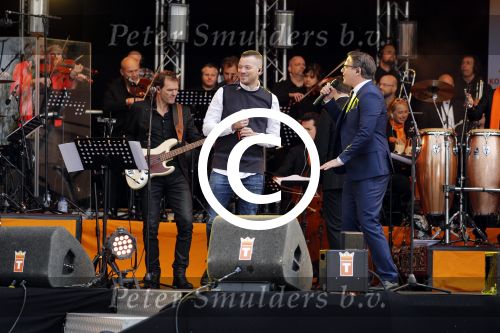 Tilburg 27 april 2017
Koningsdag in tilburg. Aanwezige leden van de koninklijke familie zijn, Koning Willem Alexander Koningin Maxima Prinses Amalia Ariane Alexia, Prins Constantijn prinses Laurentien Prins Maurits Prinses Marilene Prins Bernhard jr Prinses Annette Prins Floris Prinses Aimee Prins Pieter Christiaan en Prinses Anita. Guus Meeuwis en Gers Pardoel zingen ze toe.