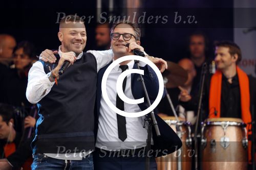 Tilburg 27 april 2017
Koningsdag in tilburg. Aanwezige leden van de koninklijke familie zijn, Koning Willem Alexander Koningin Maxima Prinses Amalia Ariane Alexia, Prins Constantijn prinses Laurentien Prins Maurits Prinses Marilene Prins Bernhard jr Prinses Annette Prins Floris Prinses Aimee Prins Pieter Christiaan en Prinses Anita. Guus Meeuwis en Gers Pardoel zingen ze toe.
