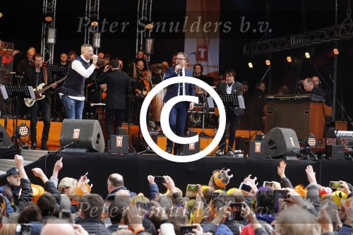 Tilburg 27 april 2017
Koningsdag in tilburg. Aanwezige leden van de koninklijke familie zijn, Koning Willem Alexander Koningin Maxima Prinses Amalia Ariane Alexia, Prins Constantijn prinses Laurentien Prins Maurits Prinses Marilene Prins Bernhard jr Prinses Annette Prins Floris Prinses Aimee Prins Pieter Christiaan en Prinses Anita. Guus Meeuwis en Gers Pardoel zingen ze toe.