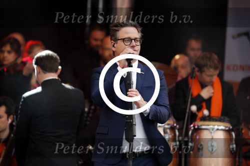 Tilburg 27 april 2017
Koningsdag in tilburg. Aanwezige leden van de koninklijke familie zijn, Koning Willem Alexander Koningin Maxima Prinses Amalia Ariane Alexia, Prins Constantijn prinses Laurentien Prins Maurits Prinses Marilene Prins Bernhard jr Prinses Annette Prins Floris Prinses Aimee Prins Pieter Christiaan en Prinses Anita. Guus Meeuwis en Gers Pardoel zingen ze toe.