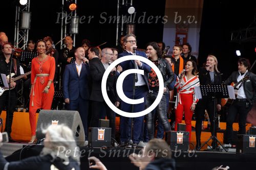 Tilburg 27 april 2017
Koningsdag in tilburg. Aanwezige leden van de koninklijke familie zijn, Koning Willem Alexander Koningin Maxima Prinses Amalia Ariane Alexia, Prins Constantijn prinses Laurentien Prins Maurits Prinses Marilene Prins Bernhard jr Prinses Annette Prins Floris Prinses Aimee Prins Pieter Christiaan en Prinses Anita. Guus Meeuwis en Gers Pardoel zingen ze toe.