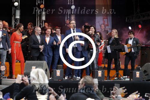 Tilburg 27 april 2017
Koningsdag in tilburg. Aanwezige leden van de koninklijke familie zijn, Koning Willem Alexander Koningin Maxima Prinses Amalia Ariane Alexia, Prins Constantijn prinses Laurentien Prins Maurits Prinses Marilene Prins Bernhard jr Prinses Annette Prins Floris Prinses Aimee Prins Pieter Christiaan en Prinses Anita. Guus Meeuwis en Gers Pardoel zingen ze toe.
