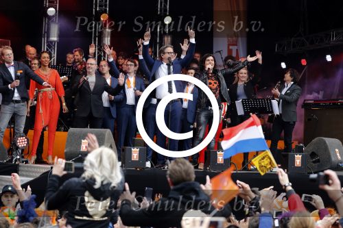 Tilburg 27 april 2017
Koningsdag in tilburg. Aanwezige leden van de koninklijke familie zijn, Koning Willem Alexander Koningin Maxima Prinses Amalia Ariane Alexia, Prins Constantijn prinses Laurentien Prins Maurits Prinses Marilene Prins Bernhard jr Prinses Annette Prins Floris Prinses Aimee Prins Pieter Christiaan en Prinses Anita. Guus Meeuwis en Gers Pardoel zingen ze toe.