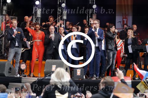 Tilburg 27 april 2017
Koningsdag in tilburg. Aanwezige leden van de koninklijke familie zijn, Koning Willem Alexander Koningin Maxima Prinses Amalia Ariane Alexia, Prins Constantijn prinses Laurentien Prins Maurits Prinses Marilene Prins Bernhard jr Prinses Annette Prins Floris Prinses Aimee Prins Pieter Christiaan en Prinses Anita. Guus Meeuwis en Gers Pardoel zingen ze toe.