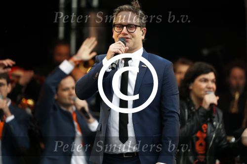 Tilburg 27 april 2017
Koningsdag in tilburg. Aanwezige leden van de koninklijke familie zijn, Koning Willem Alexander Koningin Maxima Prinses Amalia Ariane Alexia, Prins Constantijn prinses Laurentien Prins Maurits Prinses Marilene Prins Bernhard jr Prinses Annette Prins Floris Prinses Aimee Prins Pieter Christiaan en Prinses Anita. Guus Meeuwis en Gers Pardoel zingen ze toe.