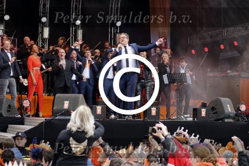 Tilburg 27 april 2017
Koningsdag in tilburg. Aanwezige leden van de koninklijke familie zijn, Koning Willem Alexander Koningin Maxima Prinses Amalia Ariane Alexia, Prins Constantijn prinses Laurentien Prins Maurits Prinses Marilene Prins Bernhard jr Prinses Annette Prins Floris Prinses Aimee Prins Pieter Christiaan en Prinses Anita. Guus Meeuwis en Gers Pardoel zingen ze toe.