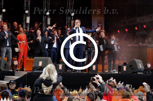 Tilburg 27 april 2017
Koningsdag in tilburg. Aanwezige leden van de koninklijke familie zijn, Koning Willem Alexander Koningin Maxima Prinses Amalia Ariane Alexia, Prins Constantijn prinses Laurentien Prins Maurits Prinses Marilene Prins Bernhard jr Prinses Annette Prins Floris Prinses Aimee Prins Pieter Christiaan en Prinses Anita. Guus Meeuwis en Gers Pardoel zingen ze toe.