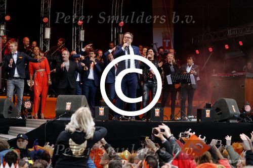 Tilburg 27 april 2017
Koningsdag in tilburg. Aanwezige leden van de koninklijke familie zijn, Koning Willem Alexander Koningin Maxima Prinses Amalia Ariane Alexia, Prins Constantijn prinses Laurentien Prins Maurits Prinses Marilene Prins Bernhard jr Prinses Annette Prins Floris Prinses Aimee Prins Pieter Christiaan en Prinses Anita. Guus Meeuwis en Gers Pardoel zingen ze toe.
