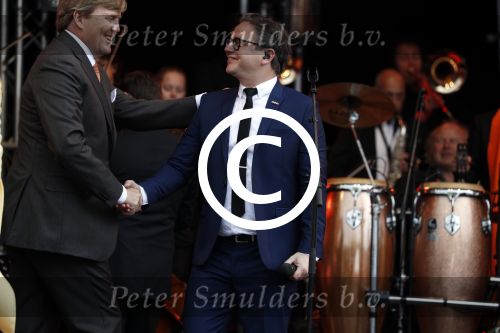 Tilburg 27 april 2017
Koningsdag in tilburg. Aanwezige leden van de koninklijke familie zijn, Koning Willem Alexander Koningin Maxima Prinses Amalia Ariane Alexia, Prins Constantijn prinses Laurentien Prins Maurits Prinses Marilene Prins Bernhard jr Prinses Annette Prins Floris Prinses Aimee Prins Pieter Christiaan en Prinses Anita. Guus Meeuwis en Gers Pardoel zingen ze toe.