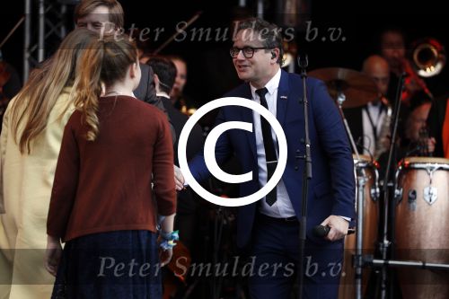 Tilburg 27 april 2017
Koningsdag in tilburg. Aanwezige leden van de koninklijke familie zijn, Koning Willem Alexander Koningin Maxima Prinses Amalia Ariane Alexia, Prins Constantijn prinses Laurentien Prins Maurits Prinses Marilene Prins Bernhard jr Prinses Annette Prins Floris Prinses Aimee Prins Pieter Christiaan en Prinses Anita. Guus Meeuwis en Gers Pardoel zingen ze toe.