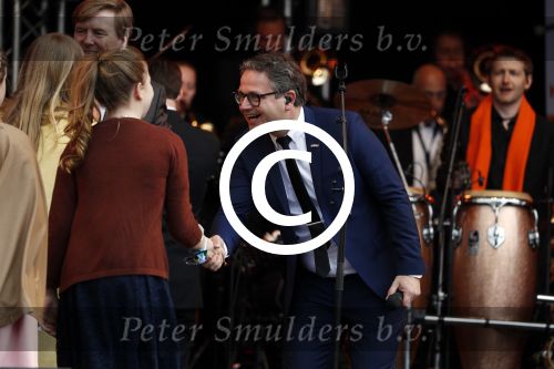 Tilburg 27 april 2017
Koningsdag in tilburg. Aanwezige leden van de koninklijke familie zijn, Koning Willem Alexander Koningin Maxima Prinses Amalia Ariane Alexia, Prins Constantijn prinses Laurentien Prins Maurits Prinses Marilene Prins Bernhard jr Prinses Annette Prins Floris Prinses Aimee Prins Pieter Christiaan en Prinses Anita. Guus Meeuwis en Gers Pardoel zingen ze toe.