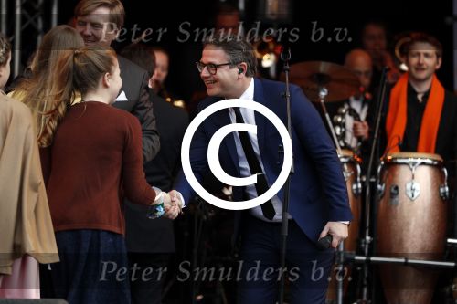 Tilburg 27 april 2017
Koningsdag in tilburg. Aanwezige leden van de koninklijke familie zijn, Koning Willem Alexander Koningin Maxima Prinses Amalia Ariane Alexia, Prins Constantijn prinses Laurentien Prins Maurits Prinses Marilene Prins Bernhard jr Prinses Annette Prins Floris Prinses Aimee Prins Pieter Christiaan en Prinses Anita. Guus Meeuwis en Gers Pardoel zingen ze toe.