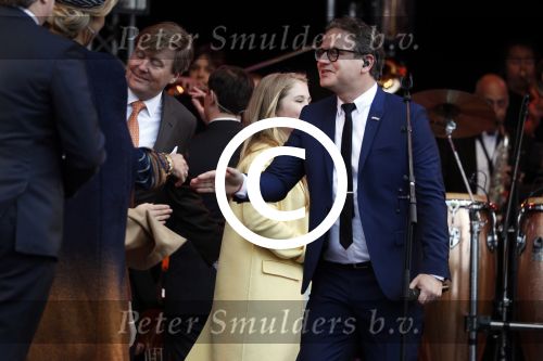 Tilburg 27 april 2017
Koningsdag in tilburg. Aanwezige leden van de koninklijke familie zijn, Koning Willem Alexander Koningin Maxima Prinses Amalia Ariane Alexia, Prins Constantijn prinses Laurentien Prins Maurits Prinses Marilene Prins Bernhard jr Prinses Annette Prins Floris Prinses Aimee Prins Pieter Christiaan en Prinses Anita. Guus Meeuwis en Gers Pardoel zingen ze toe.