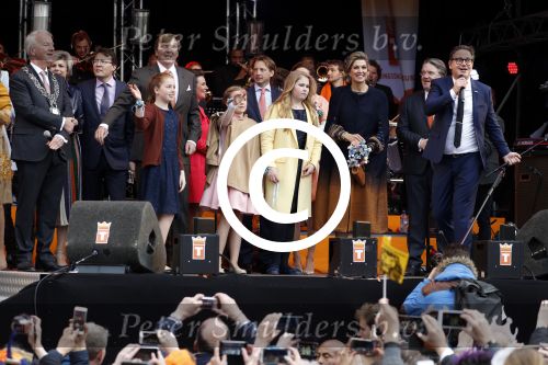 Tilburg 27 april 2017
Koningsdag in tilburg. Aanwezige leden van de koninklijke familie zijn, Koning Willem Alexander Koningin Maxima Prinses Amalia Ariane Alexia, Prins Constantijn prinses Laurentien Prins Maurits Prinses Marilene Prins Bernhard jr Prinses Annette Prins Floris Prinses Aimee Prins Pieter Christiaan en Prinses Anita. Guus Meeuwis en Gers Pardoel zingen ze toe.